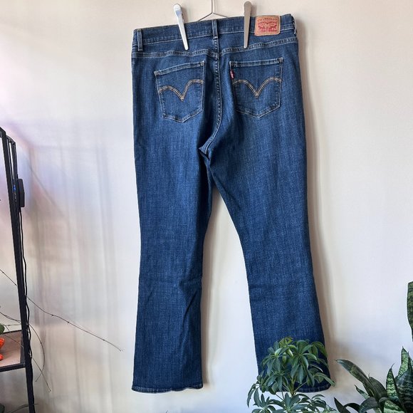 Gently Worn, but Lovingly Cared For, Women's Levi's Classic Bootcut Jeans - Picture 9 of 15